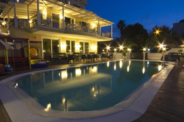 Hotel Mocambo piscina e spiaggia San Benedetto del Tronto Esterno foto