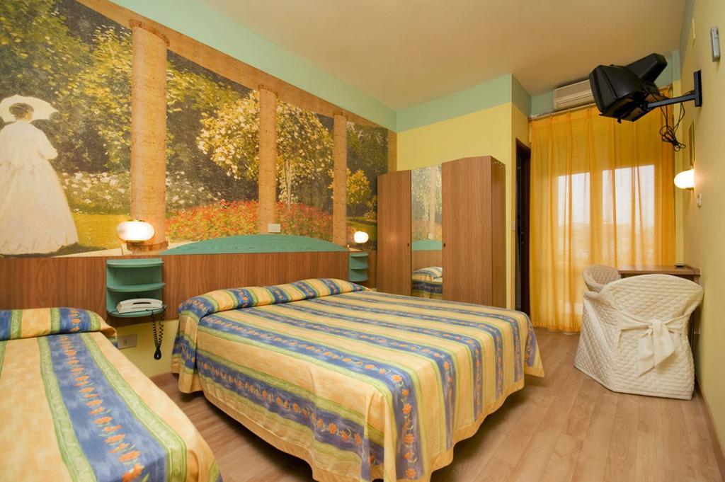 Hotel Mocambo piscina e spiaggia San Benedetto del Tronto Esterno foto