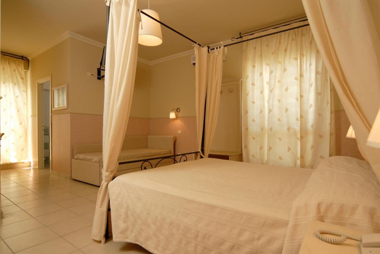 Hotel Mocambo piscina e spiaggia San Benedetto del Tronto Esterno foto