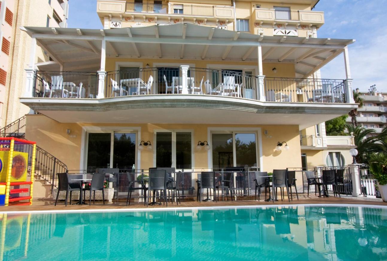 Hotel Mocambo piscina e spiaggia San Benedetto del Tronto Esterno foto