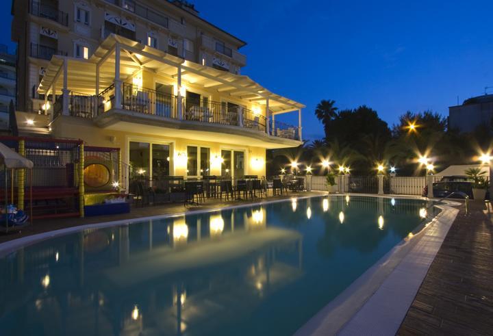 Hotel Mocambo piscina e spiaggia San Benedetto del Tronto Esterno foto