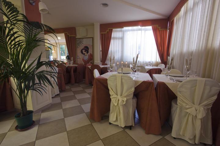 Hotel Mocambo piscina e spiaggia San Benedetto del Tronto Esterno foto