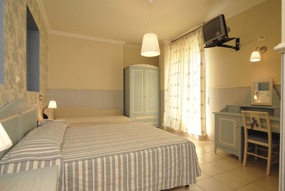 Hotel Mocambo piscina e spiaggia San Benedetto del Tronto Esterno foto