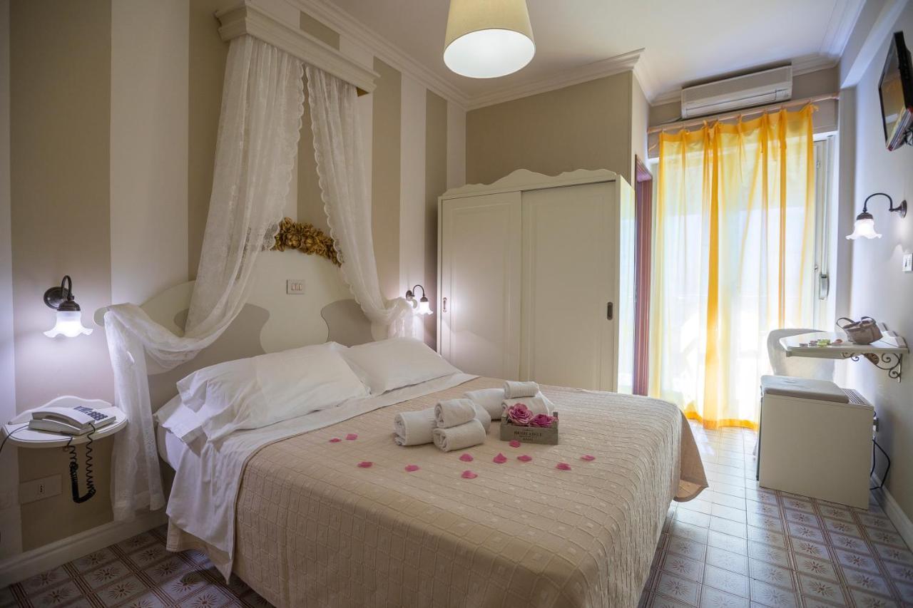 Hotel Mocambo piscina e spiaggia San Benedetto del Tronto Esterno foto