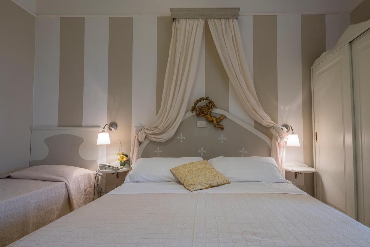 Hotel Mocambo piscina e spiaggia San Benedetto del Tronto Esterno foto
