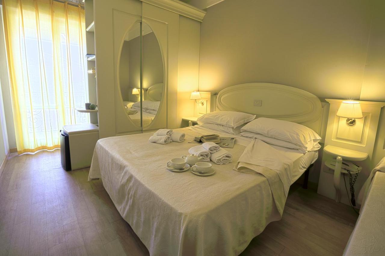 Hotel Mocambo piscina e spiaggia San Benedetto del Tronto Esterno foto